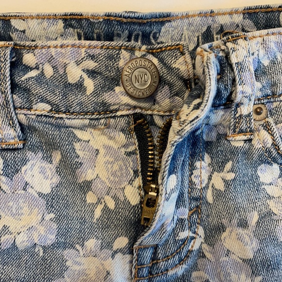 *SOLD*Low-Rise Floral Print Cut-Offs - Picture 4 of 13